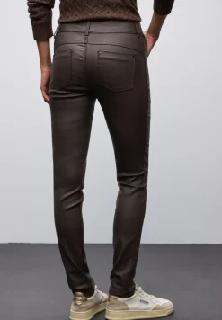 Slim Fit gecoate broek