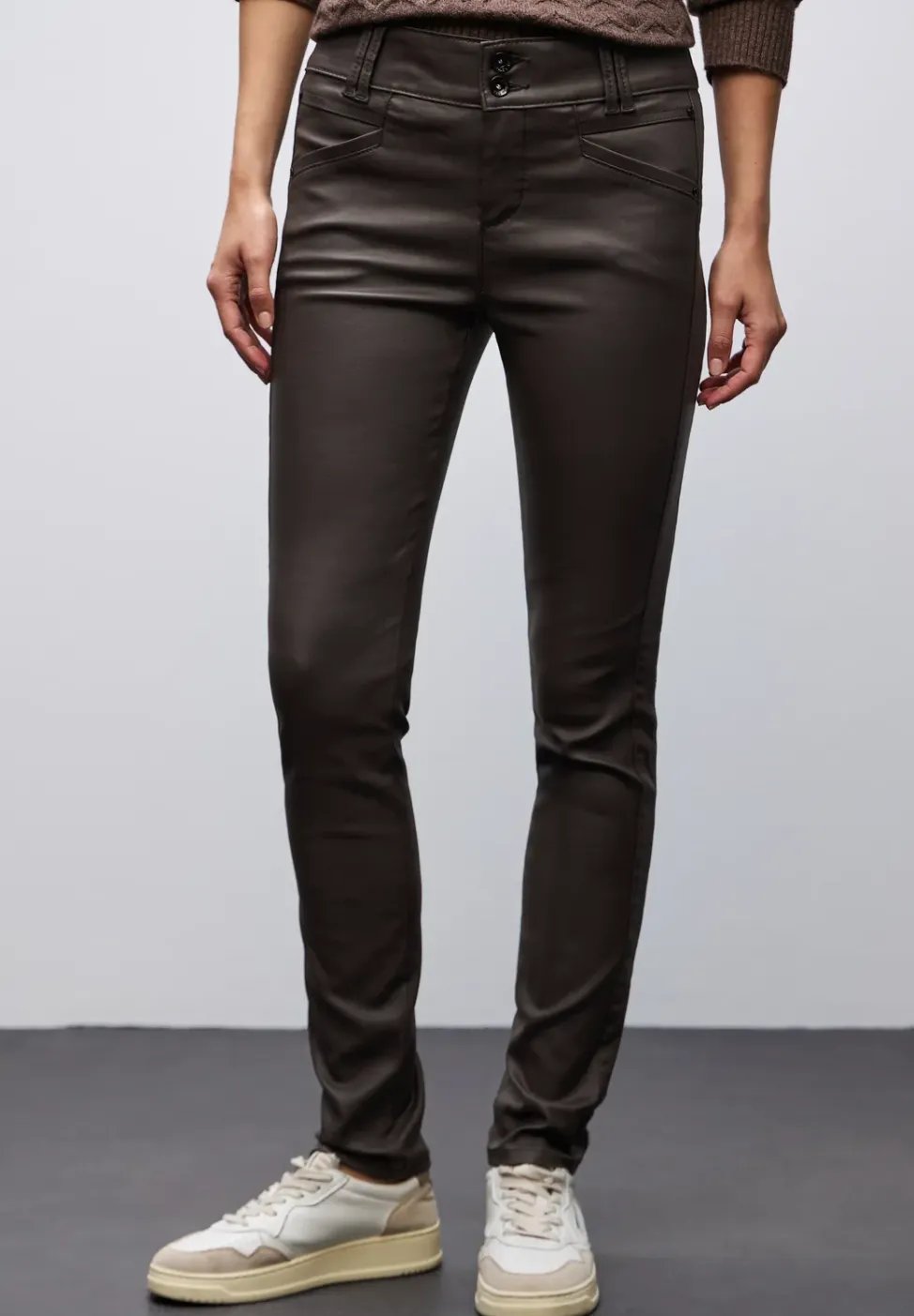 Slim Fit gecoate broek