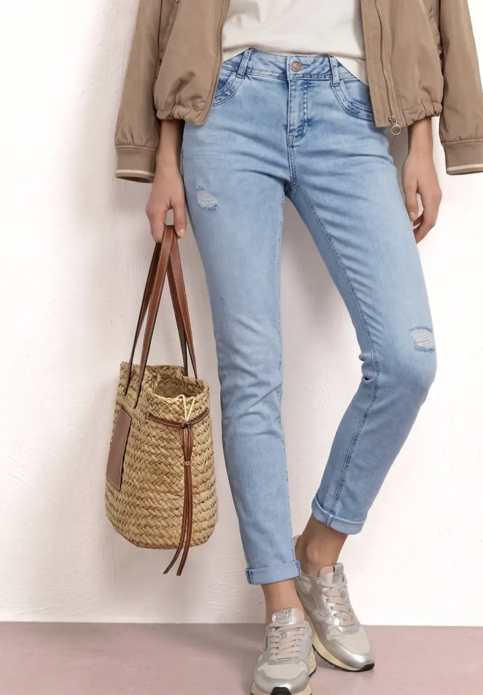 Slim Legs jeans met destroyed details
