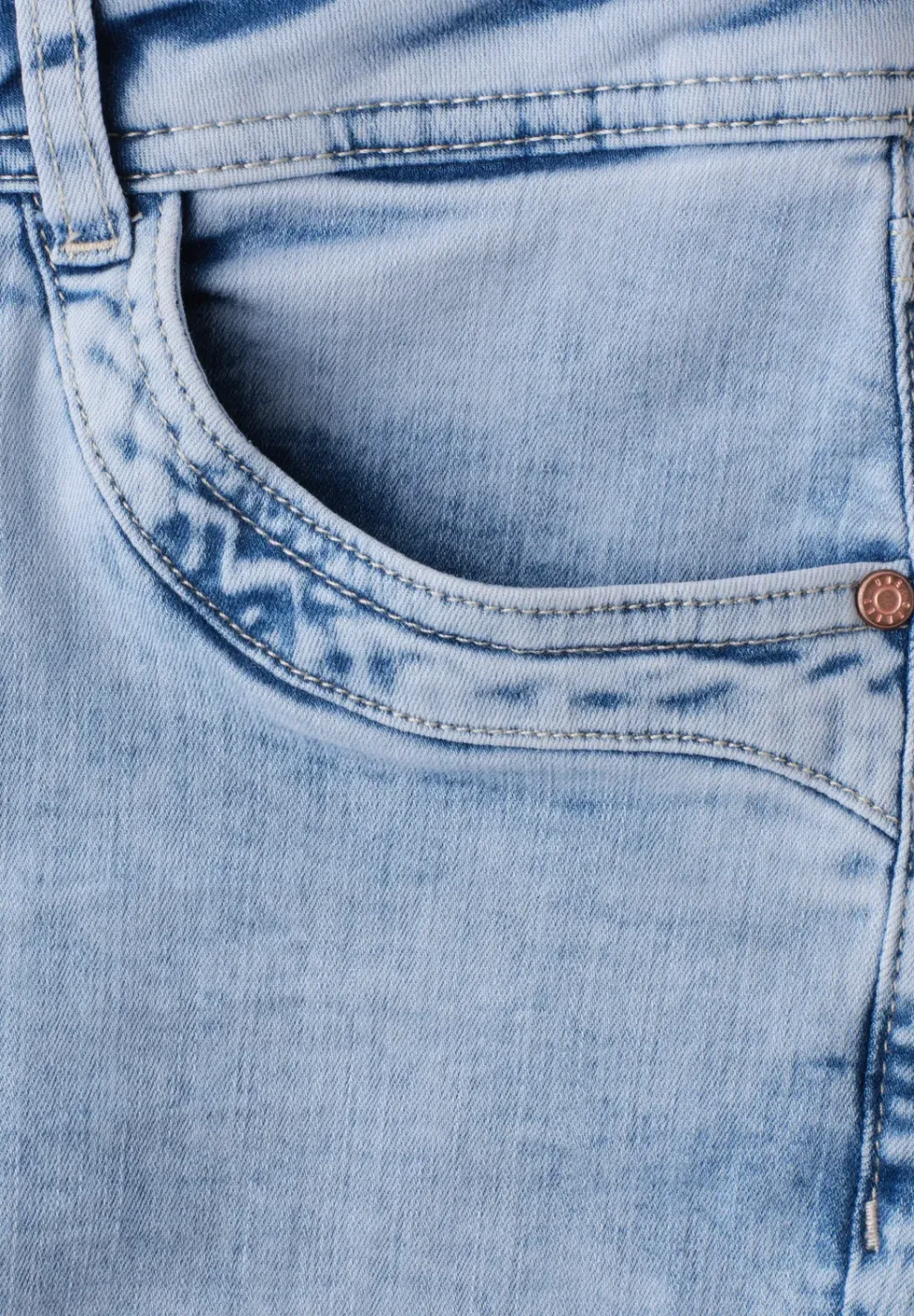 Slim Legs jeans met destroyed details
