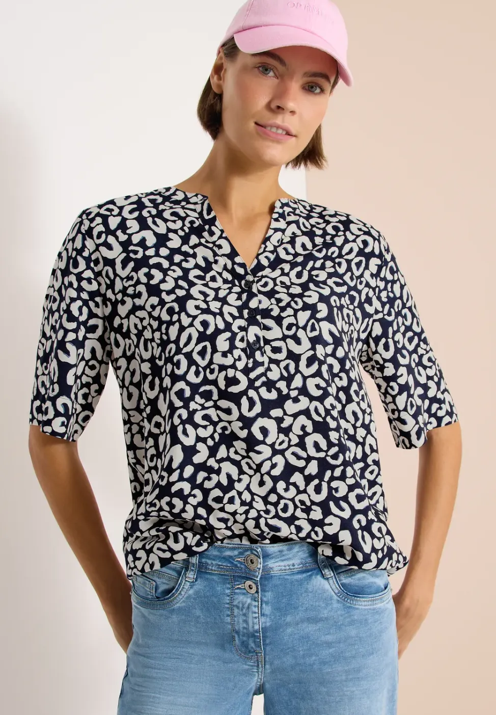 Split hals blouse met leo patroon