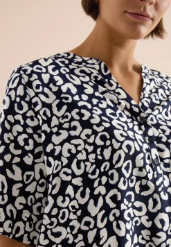 Split hals blouse met leo patroon