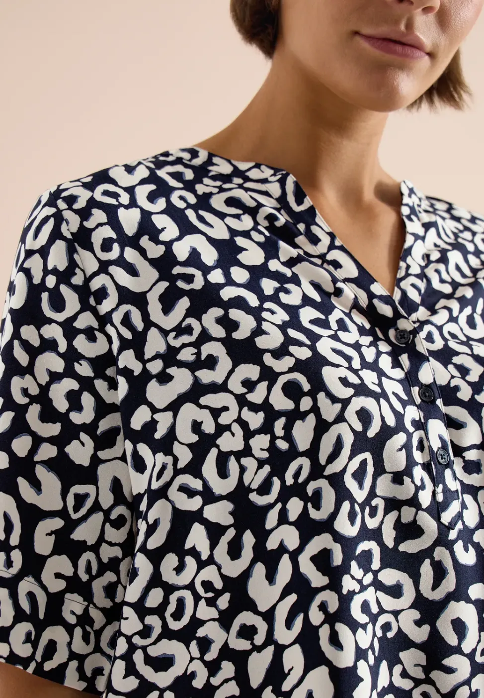 Split hals blouse met leo patroon