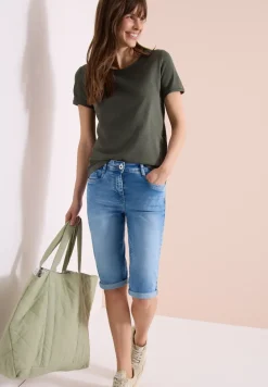 Straight Legs denim shorts in Slim Fit