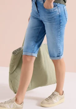 Straight Legs denim shorts in Slim Fit