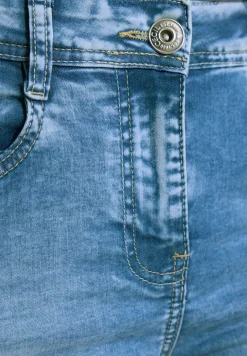 Straight Legs denim shorts in Slim Fit