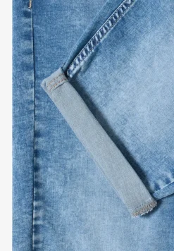 Straight Legs denim shorts in Slim Fit