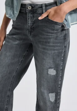 Straight Legs destroyed jeans