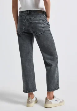 Straight Legs destroyed jeans