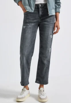 Straight Legs destroyed jeans