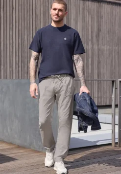 Straight Legs chino's in een lichtgewicht stof