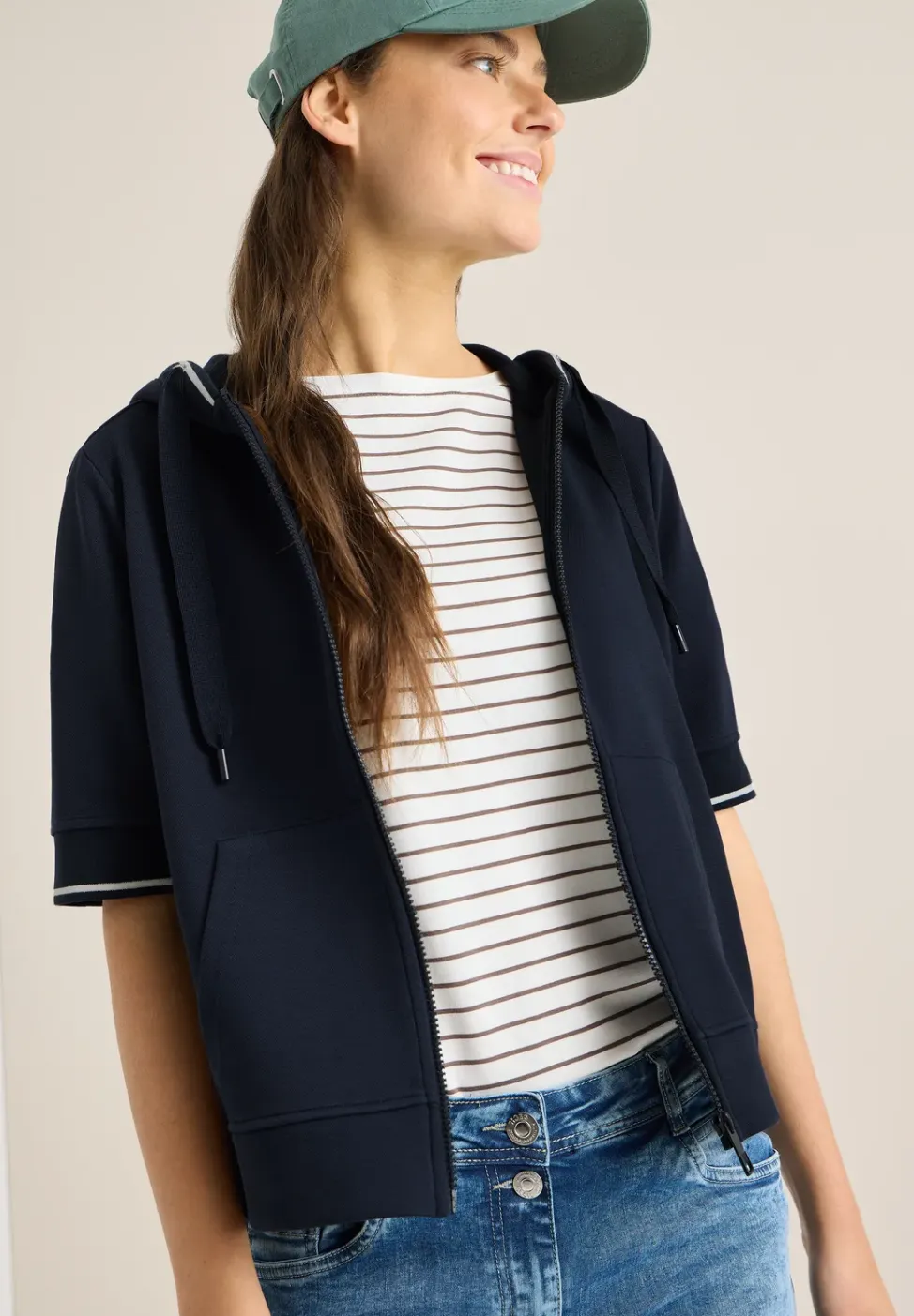 Sweaterjack met korte mouwen en capuchon