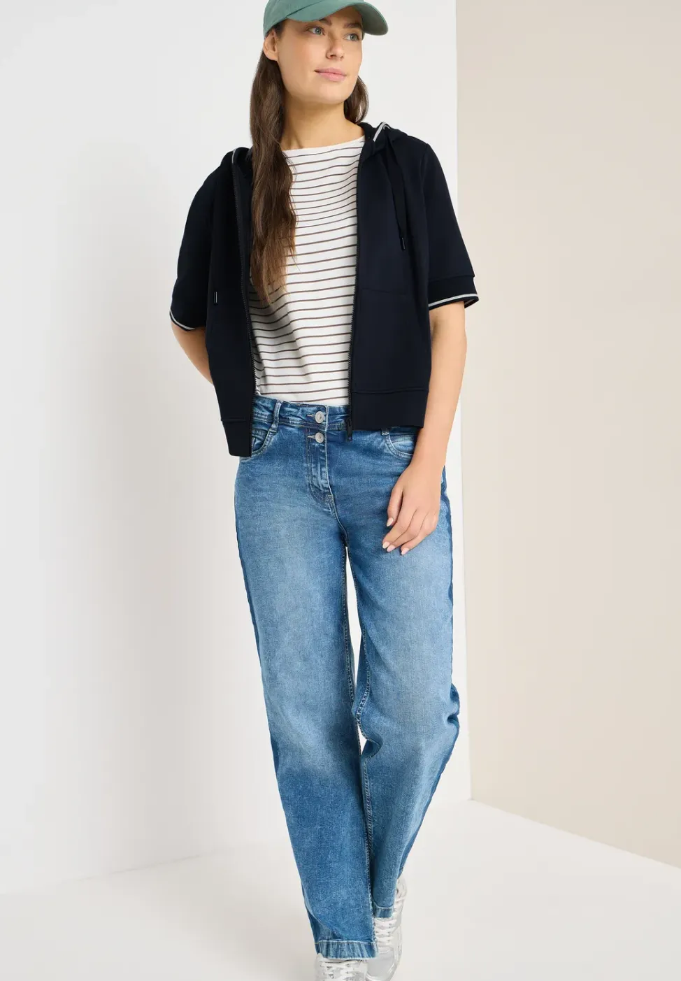 Sweaterjack met korte mouwen en capuchon