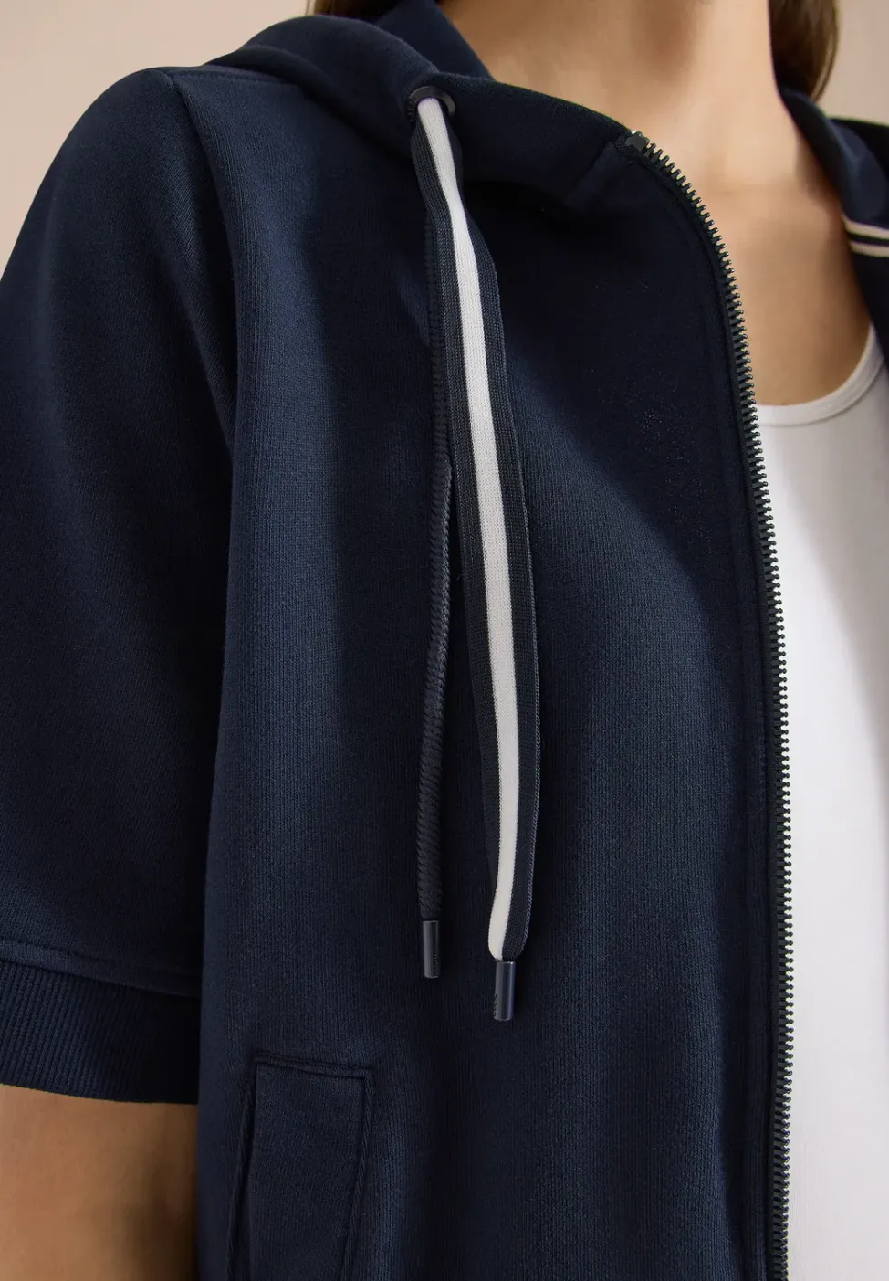 Sweaterjack met korte mouwen en capuchon