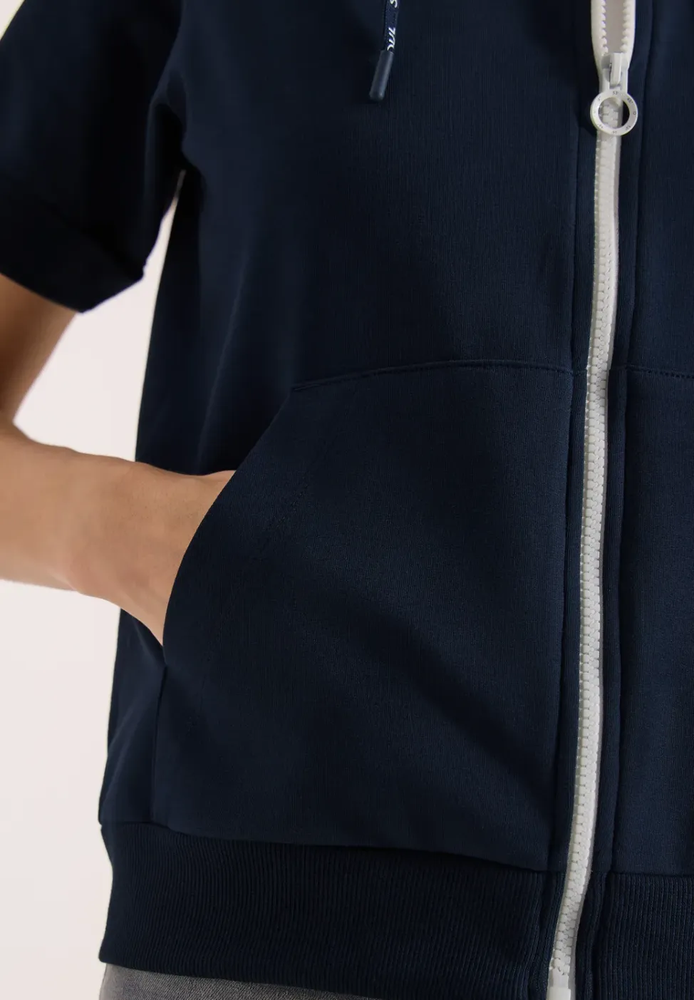Sweaterjack met korte mouwen en ritssluiting