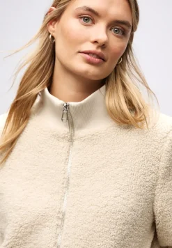 Teddy jas met details