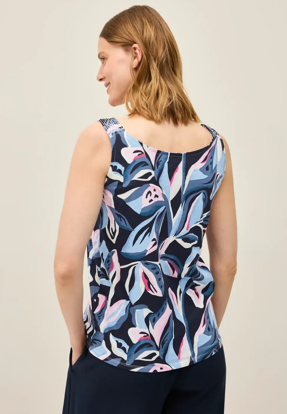 Top met gesmokte details