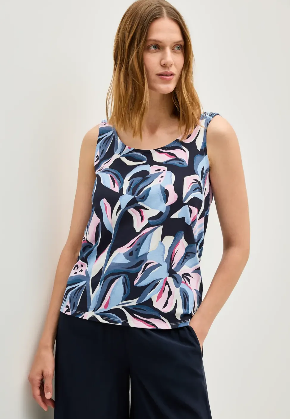 Top met gesmokte details