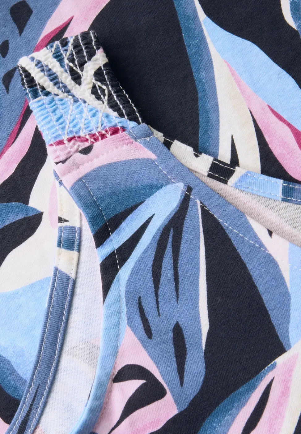 Top met gesmokte details