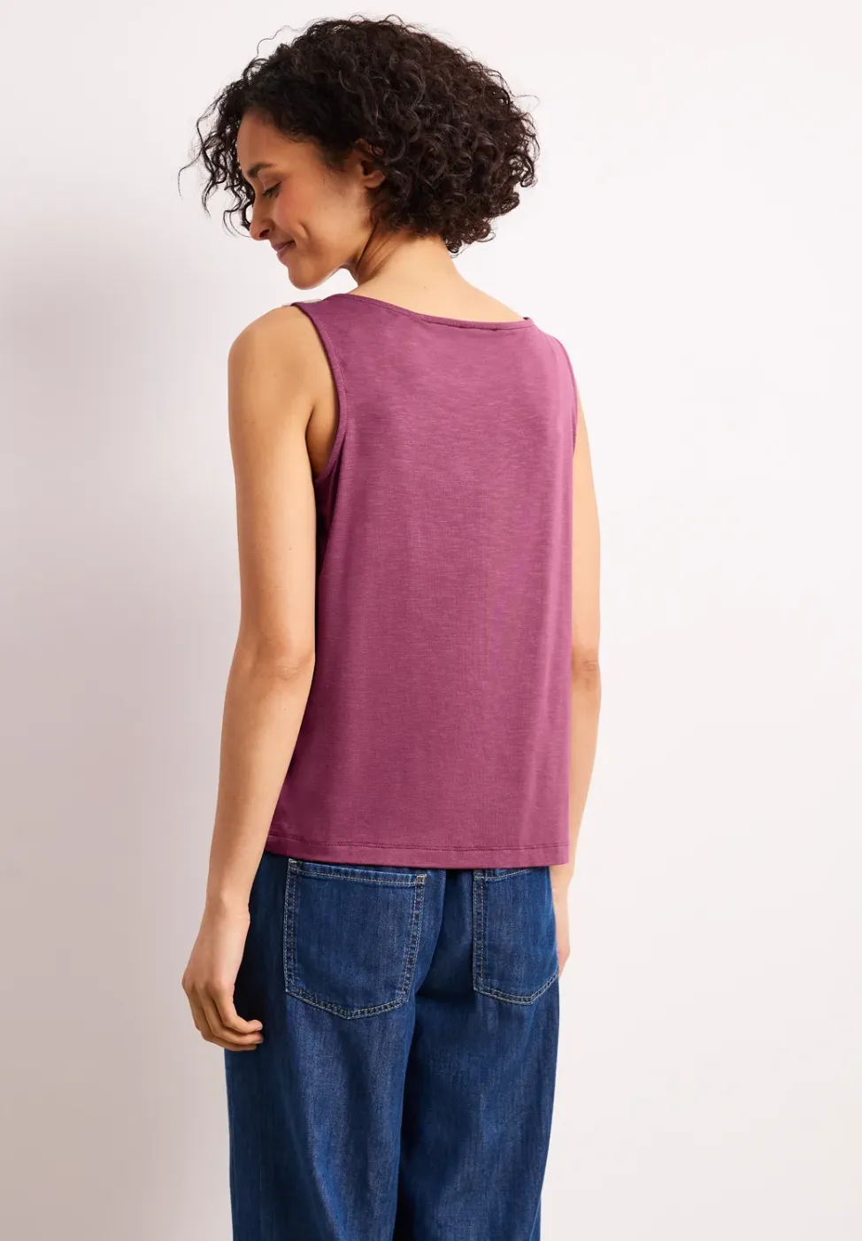 Top met ronde hals en schouderdetails