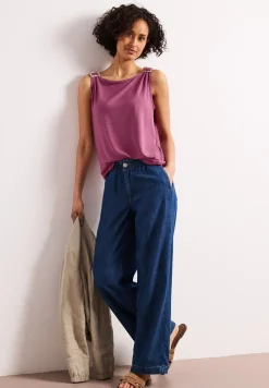 Top met ronde hals en schouderdetails