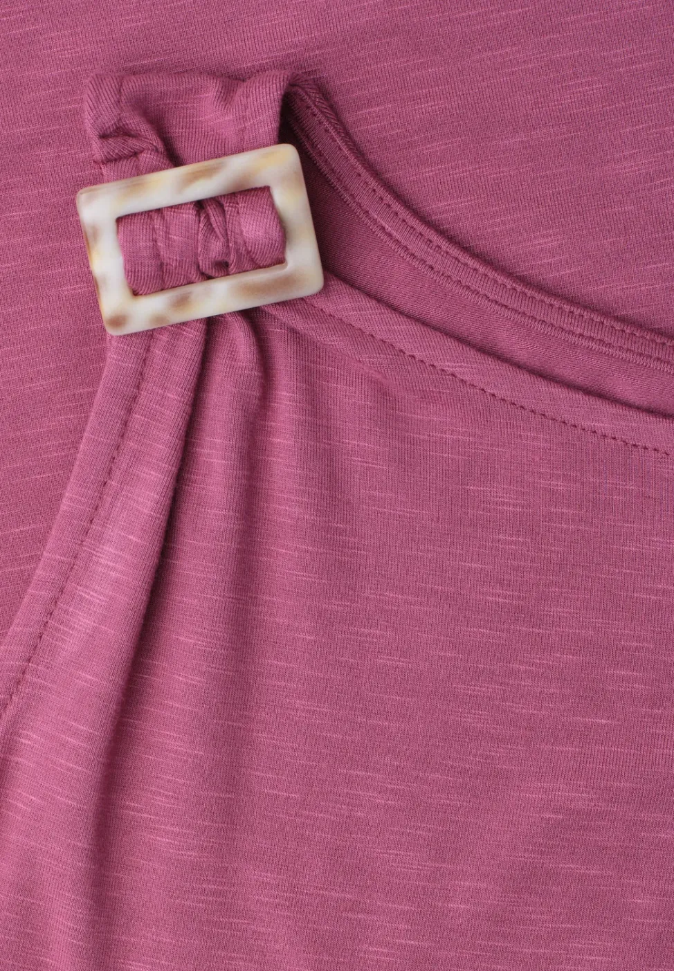 Top met ronde hals en schouderdetails