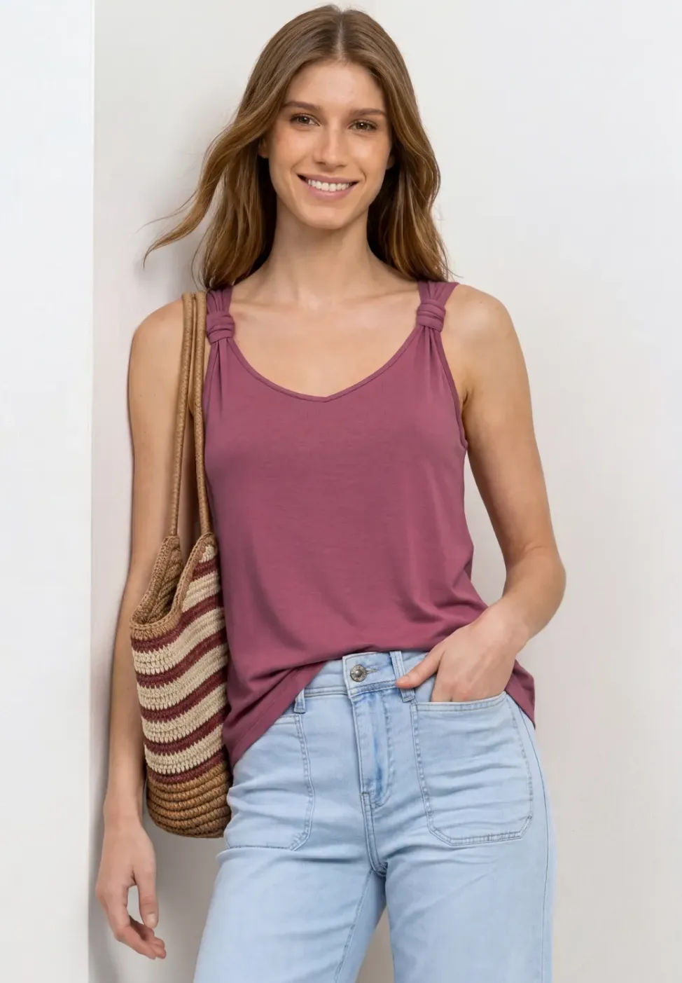 Top met V-hals en knoopdetail