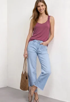 Top met V-hals en knoopdetail
