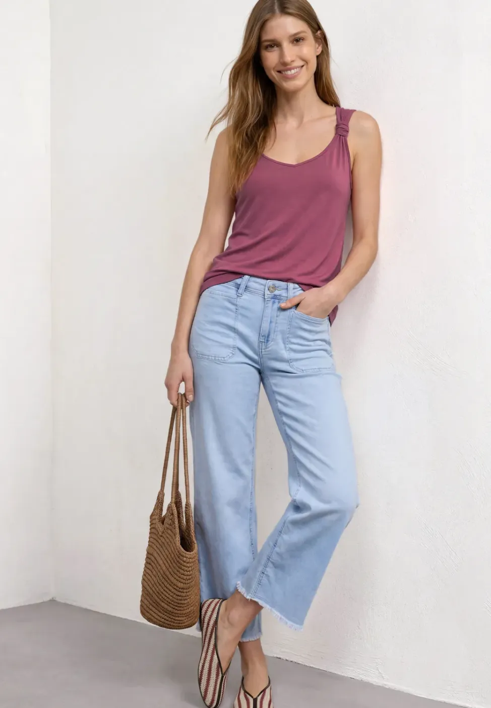 Top met V-hals en knoopdetail