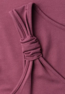 Top met V-hals en knoopdetail