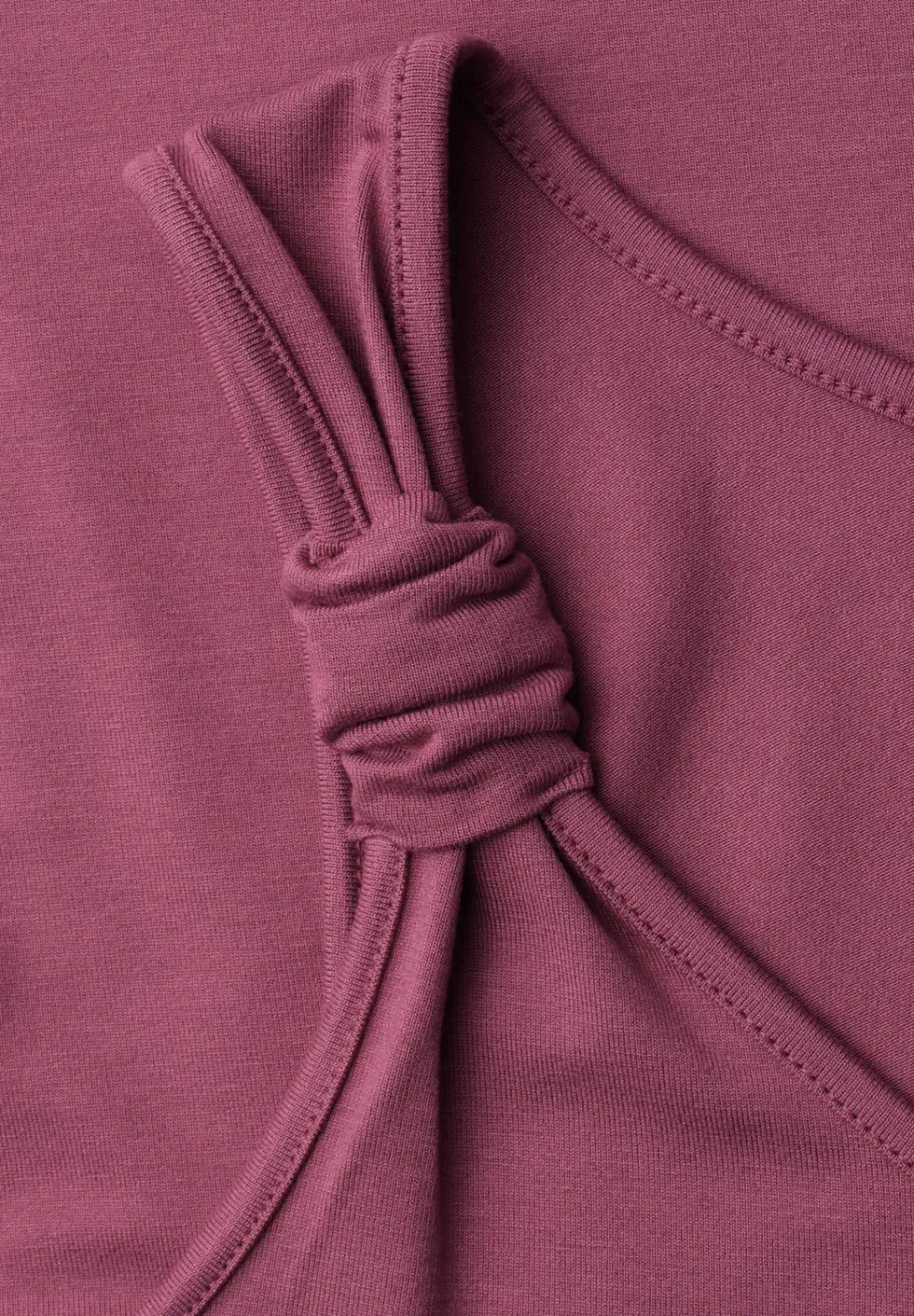 Top met V-hals en knoopdetail