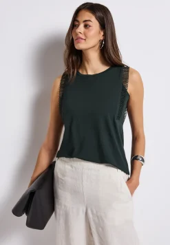 Top met gehaakte details