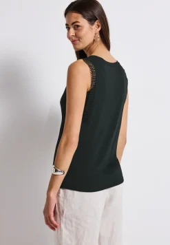 Top met gehaakte details