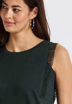 Top met gehaakte details
