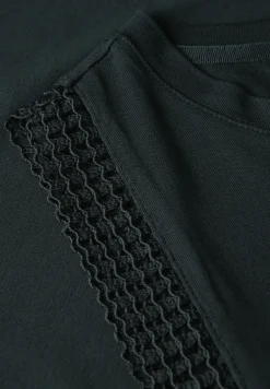 Top met gehaakte details