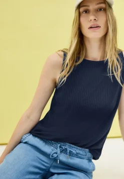 Top met geribbelde structuur