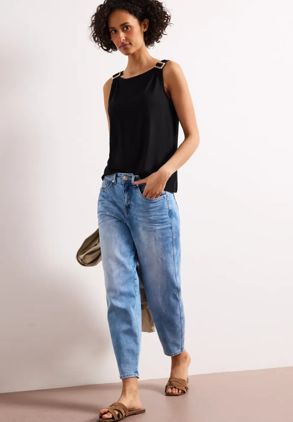 Top met ronde hals en schouderdetails