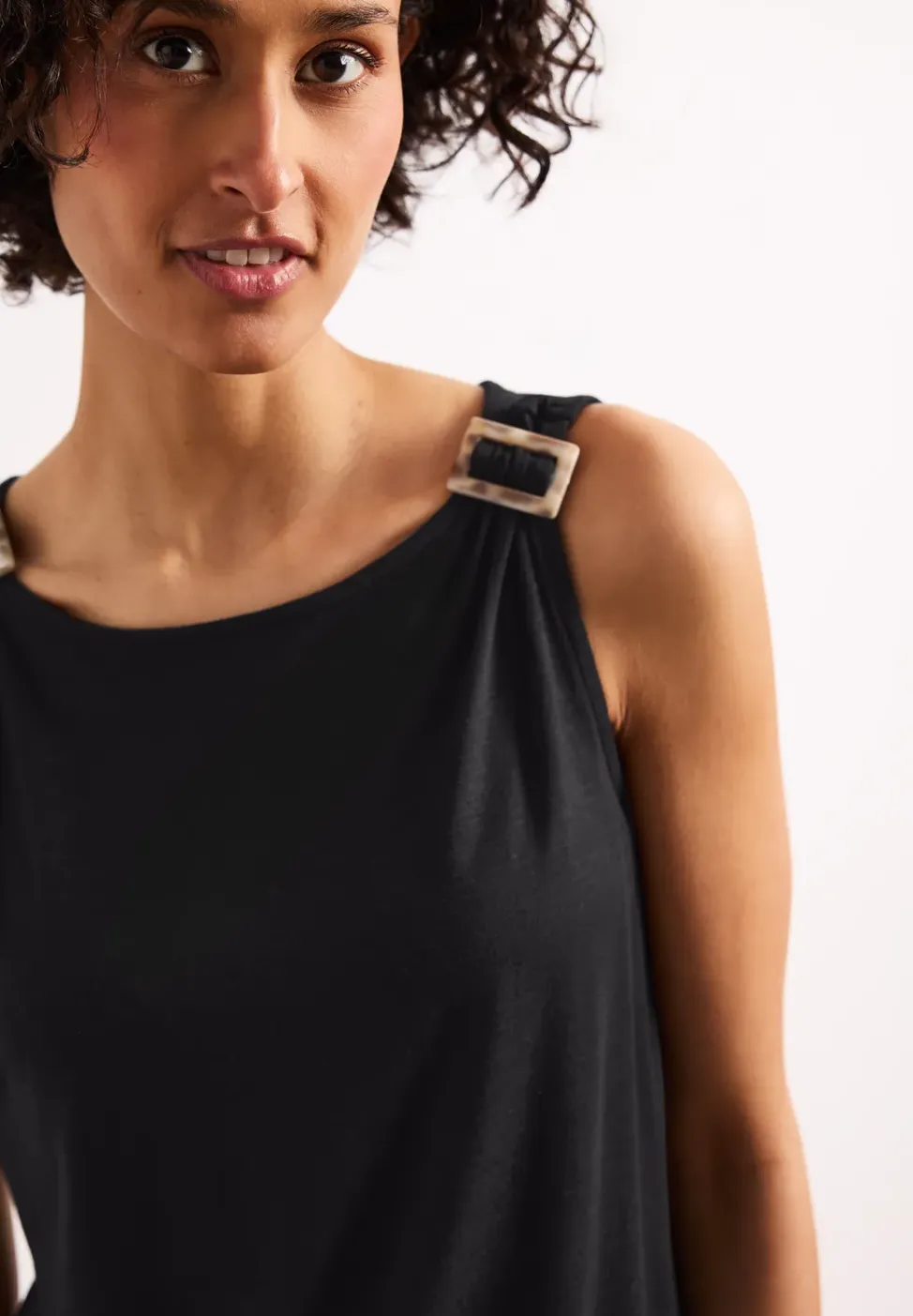 Top met ronde hals en schouderdetails