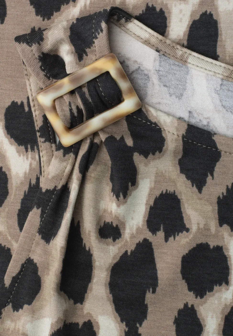 Top met ronde hals en schouderdetails