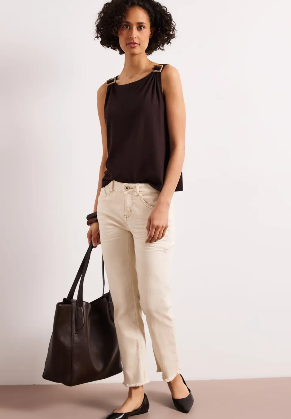 Top met ronde hals en schouderdetails