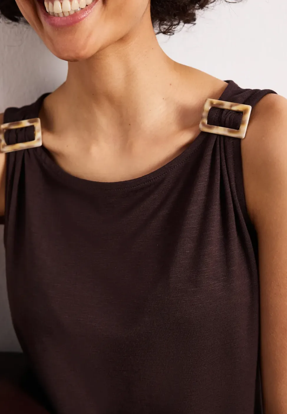 Top met ronde hals en schouderdetails