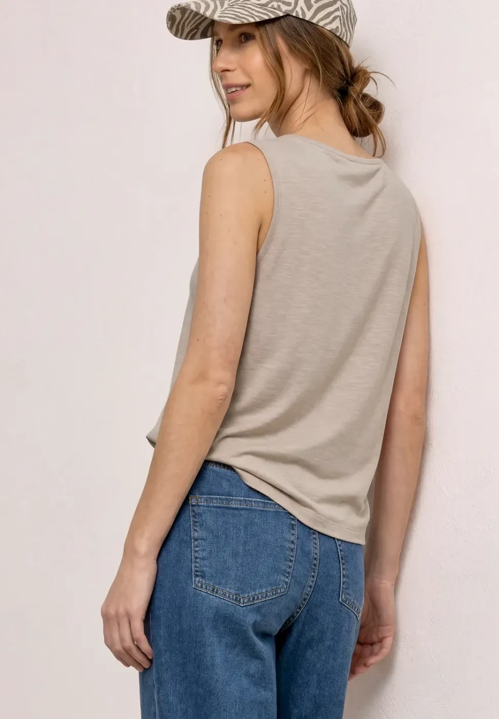 Top met ronde hals en schouderdetails