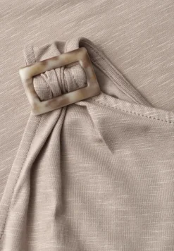Top met ronde hals en schouderdetails