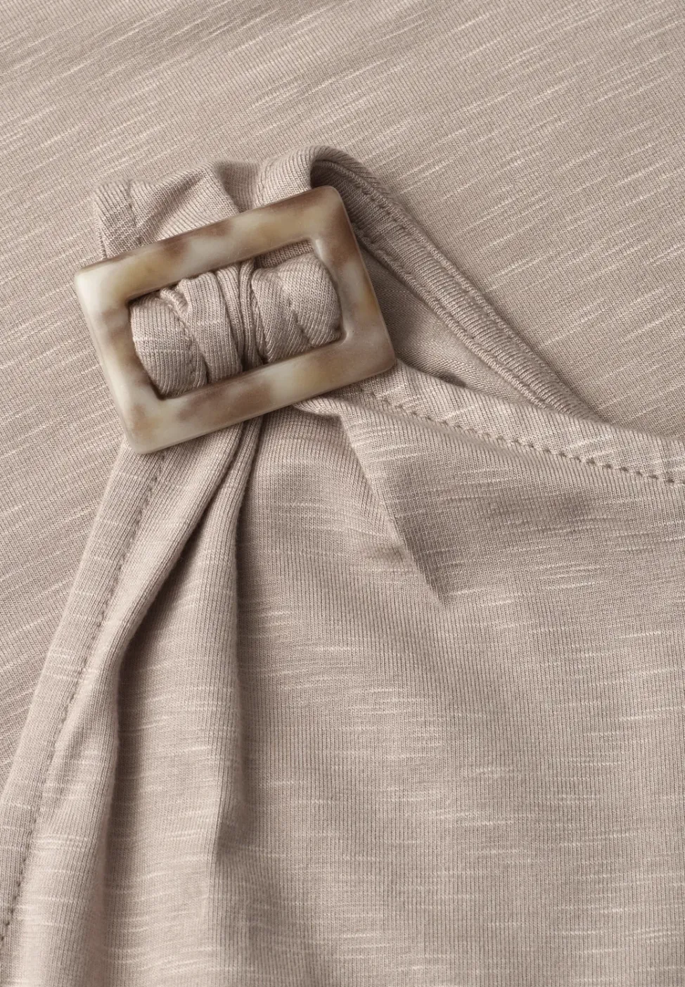 Top met ronde hals en schouderdetails