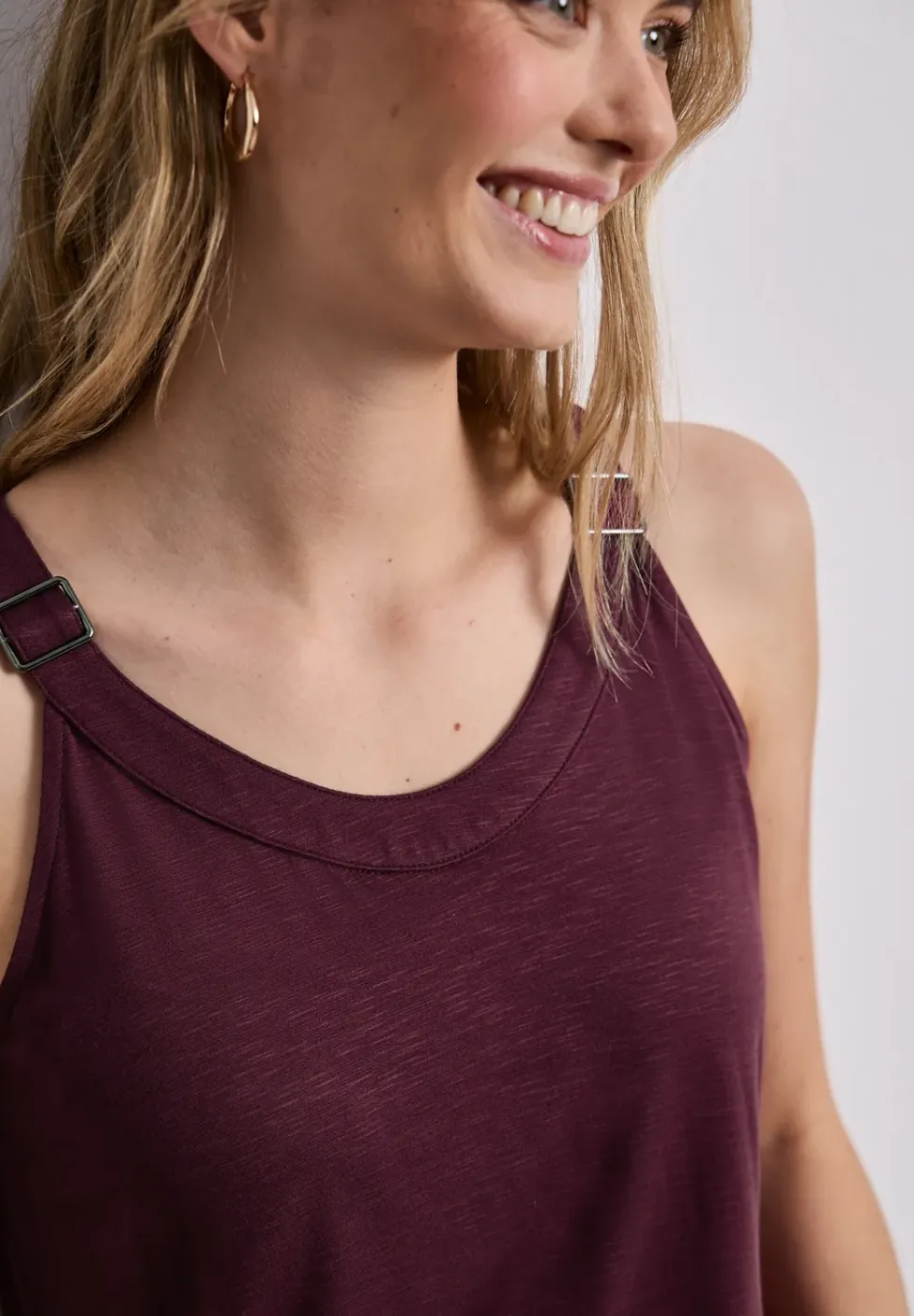 Top met V-hals en decoratief detail
