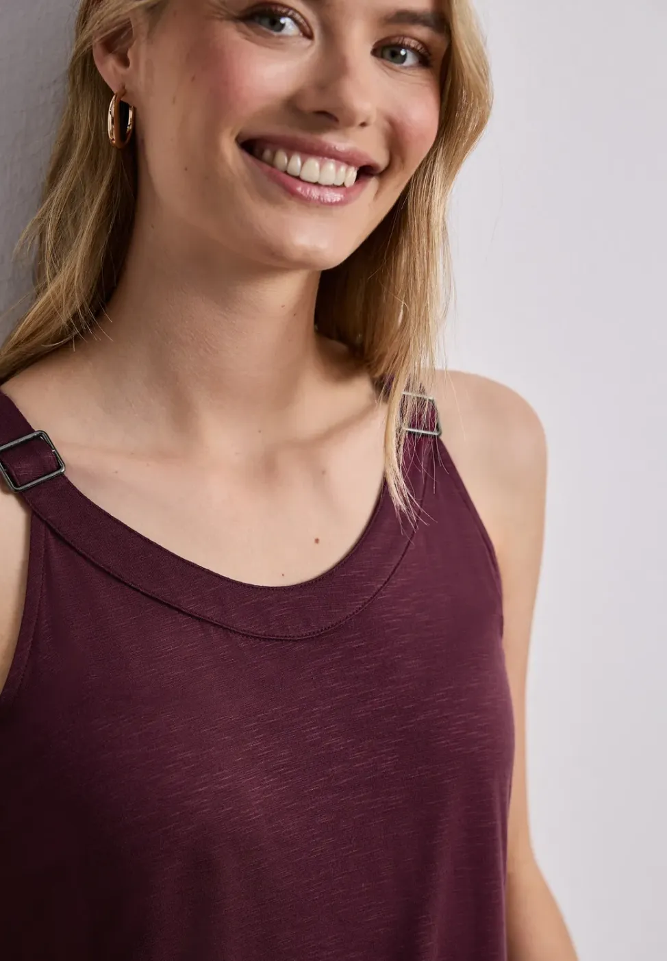 Top met V-hals en decoratief detail