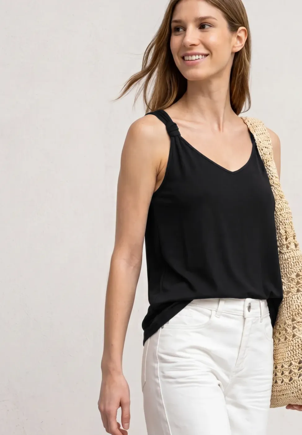 Top met V-hals en knoopdetail