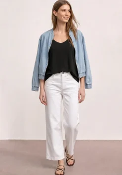 Top met V-hals en knoopdetail