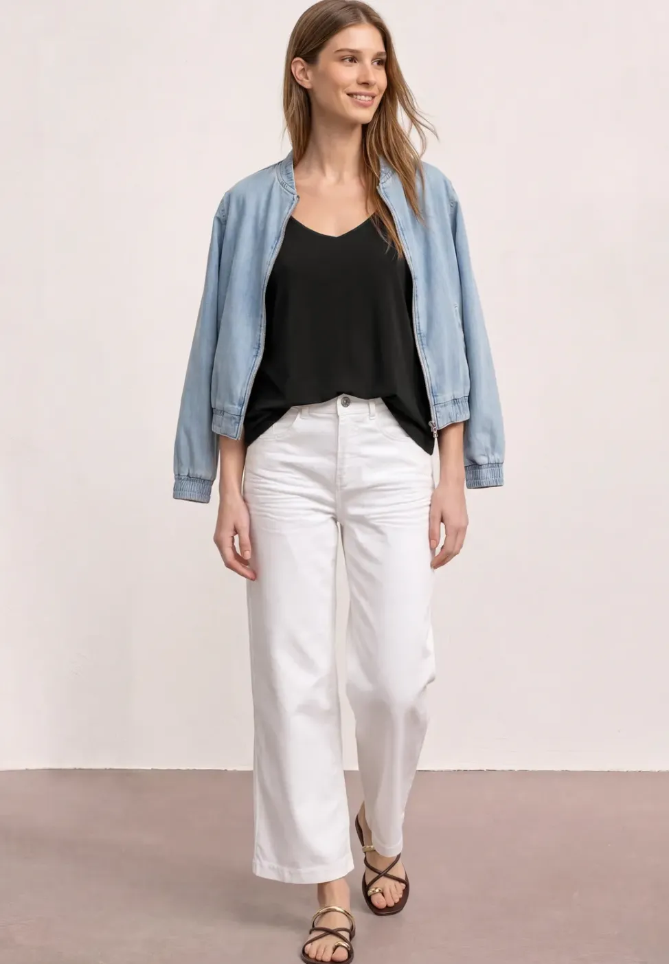 Top met V-hals en knoopdetail