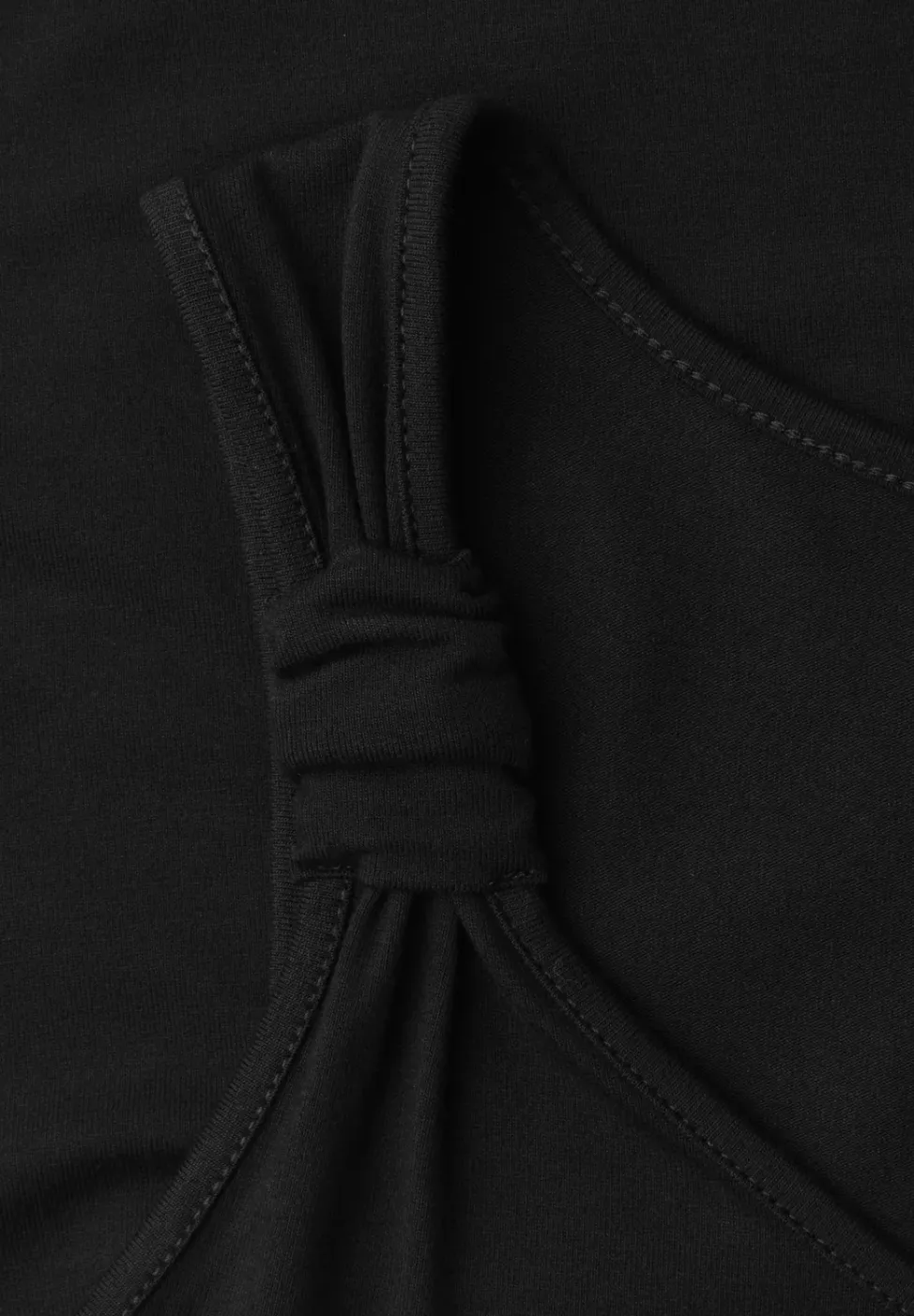 Top met V-hals en knoopdetail